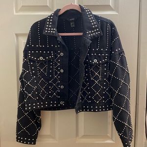 Selling this size L F21 denim jacket! Only wore once!